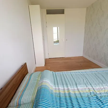 Apartment Spacious 12 Min To Center By Tram