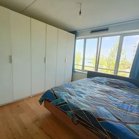 Spacious 12 Min To Center By Tram Apartment