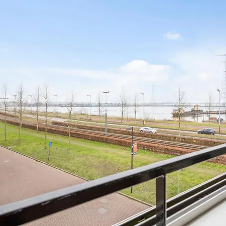 Spacious 12 Min To Center By Tram Apartment
