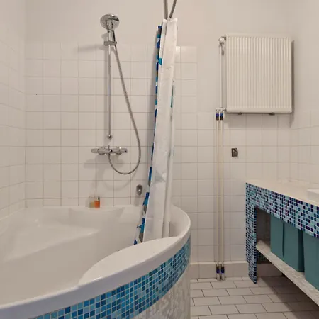 Spacious 12 Min To Center By Tram Apartment *