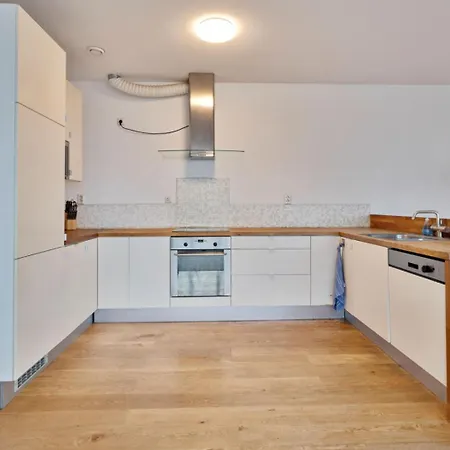 Daire Spacious 12 Min To Center By Tram *